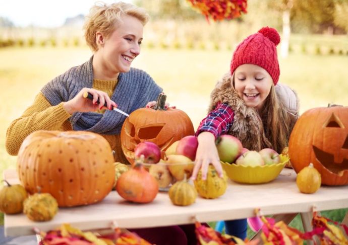 Thinkstockphotos 543581884 Woman And Girl Pumpkins
