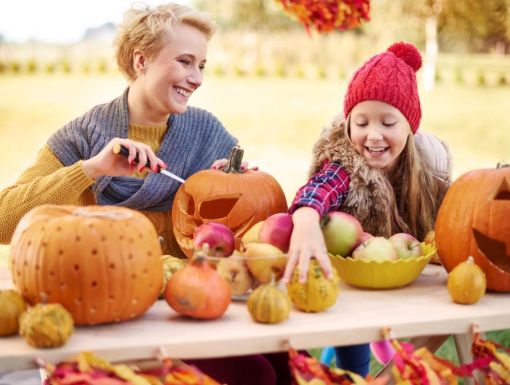 Thinkstockphotos 543581884 Woman And Girl Pumpkins