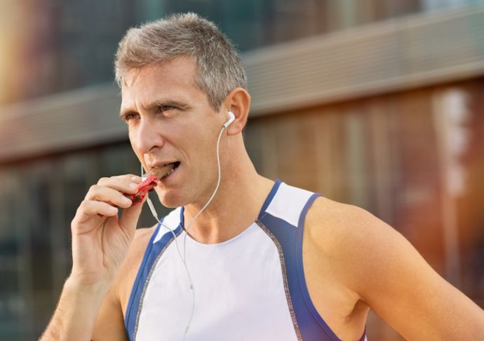 Thinkstockphotos 526811073 Fitness Man Eating Snack Food