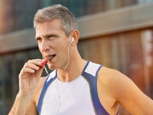 Thinkstockphotos 526811073 Fitness Man Eating Snack Food