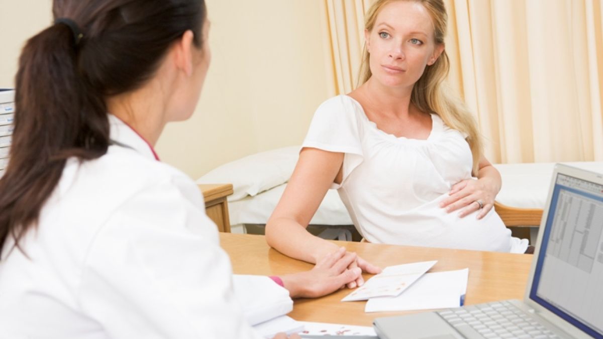 99915906 Pregnant Woman In Doctors Office