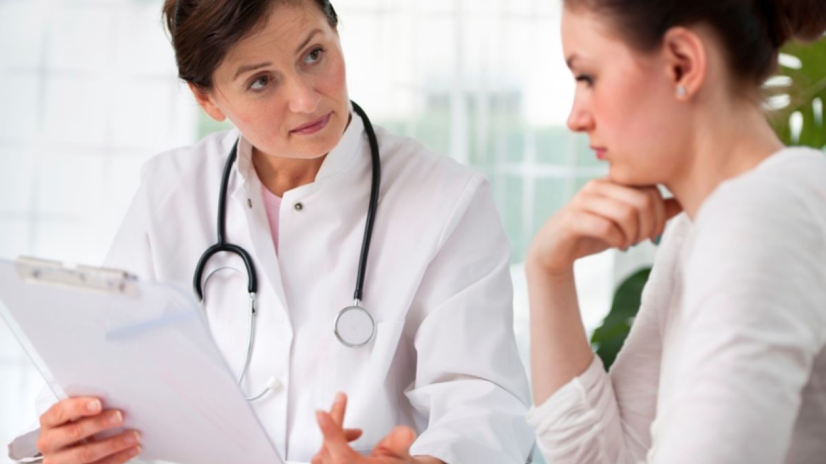 177445777 Physician Speaking With Female Patient