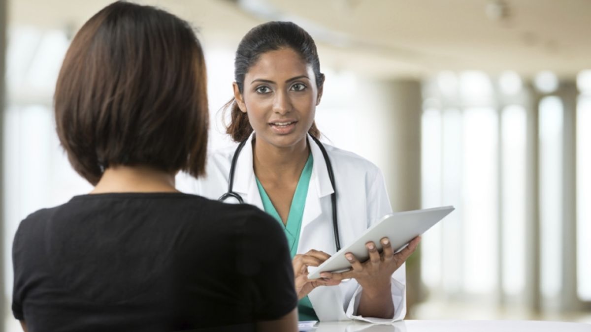 177774022 Doctor Consulting With Patient