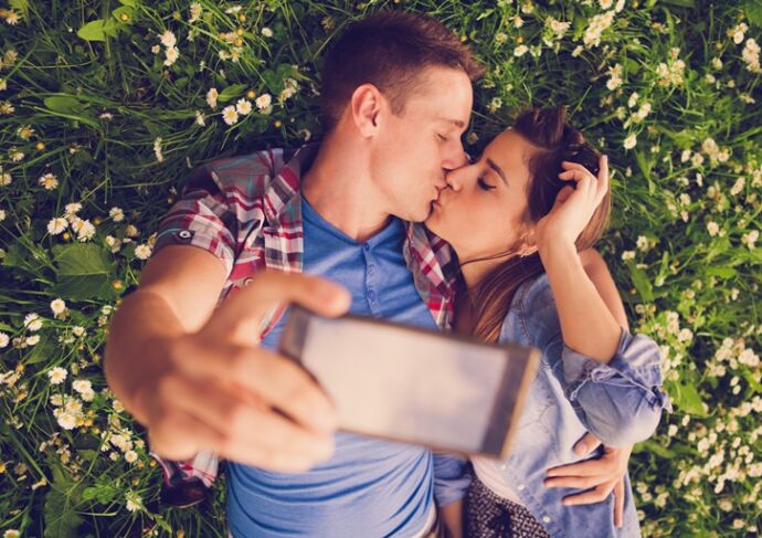 Kissing Thinkstockphotos 478280444