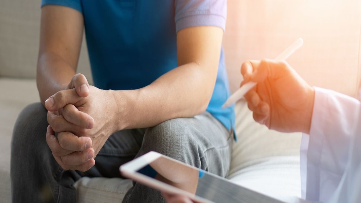 Man talking to female doctor about penis shrinkage