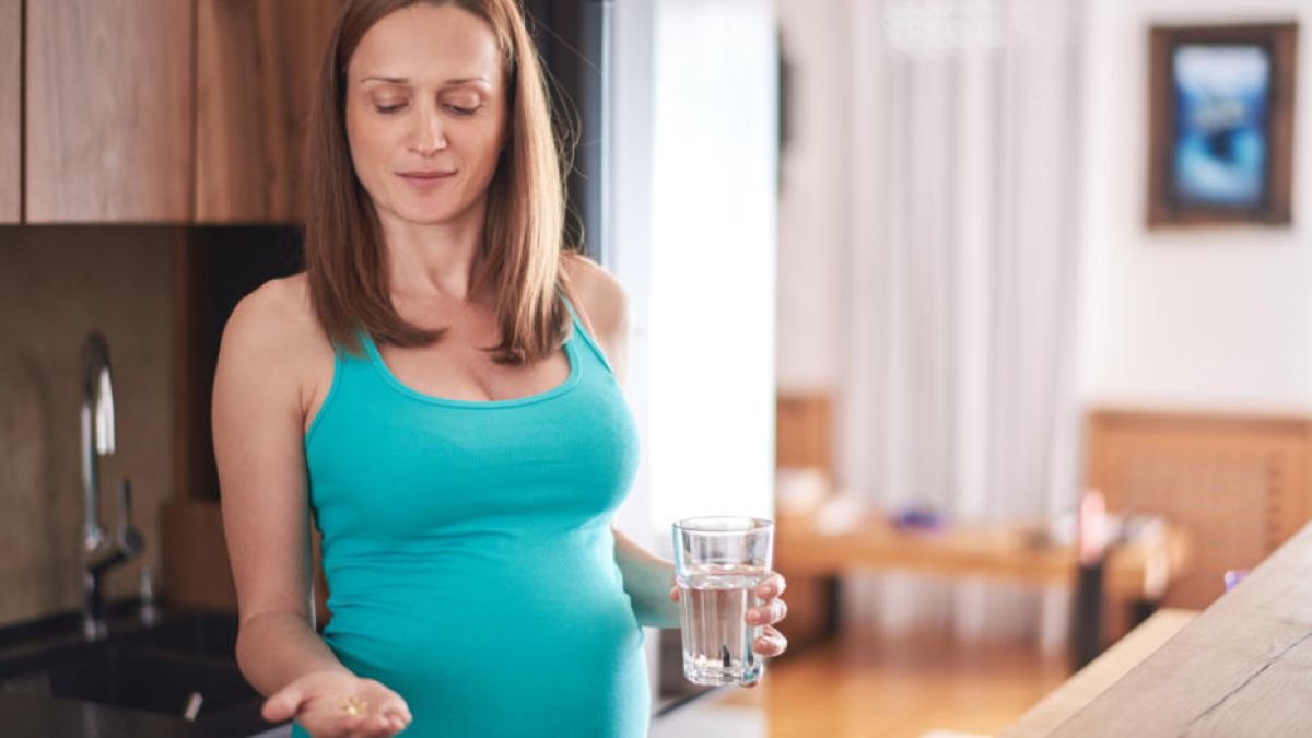 Pregnant woman taking the best prenatal vitamins