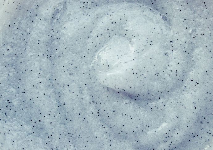 Body scrub with exfoliating particles