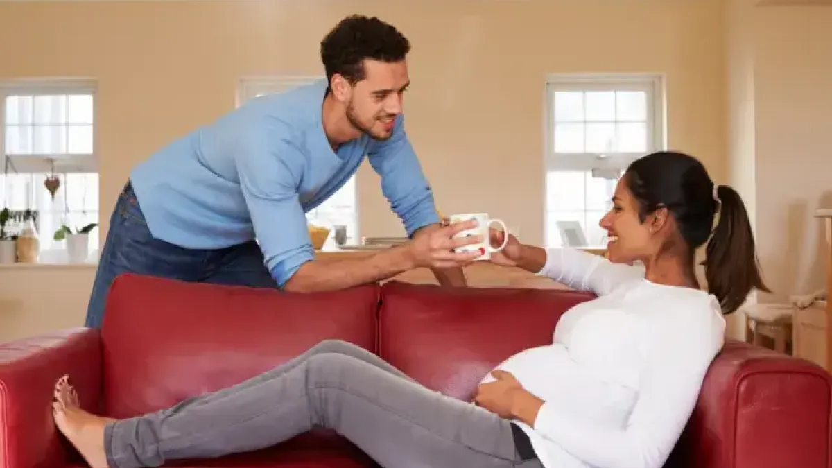 Thinkstock Photos 509624538 pregnant woman couch scaled be6311e62a