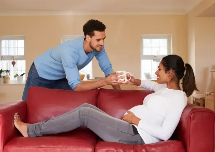 Thinkstock Photos 509624538 pregnant woman couch scaled be6311e62a