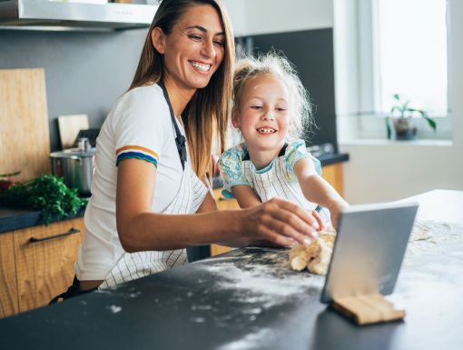 C Hild Cooking with Mom