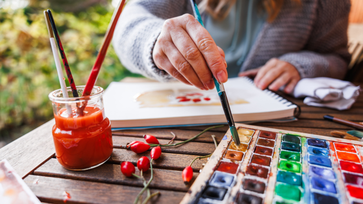 Person paitning with watercolor