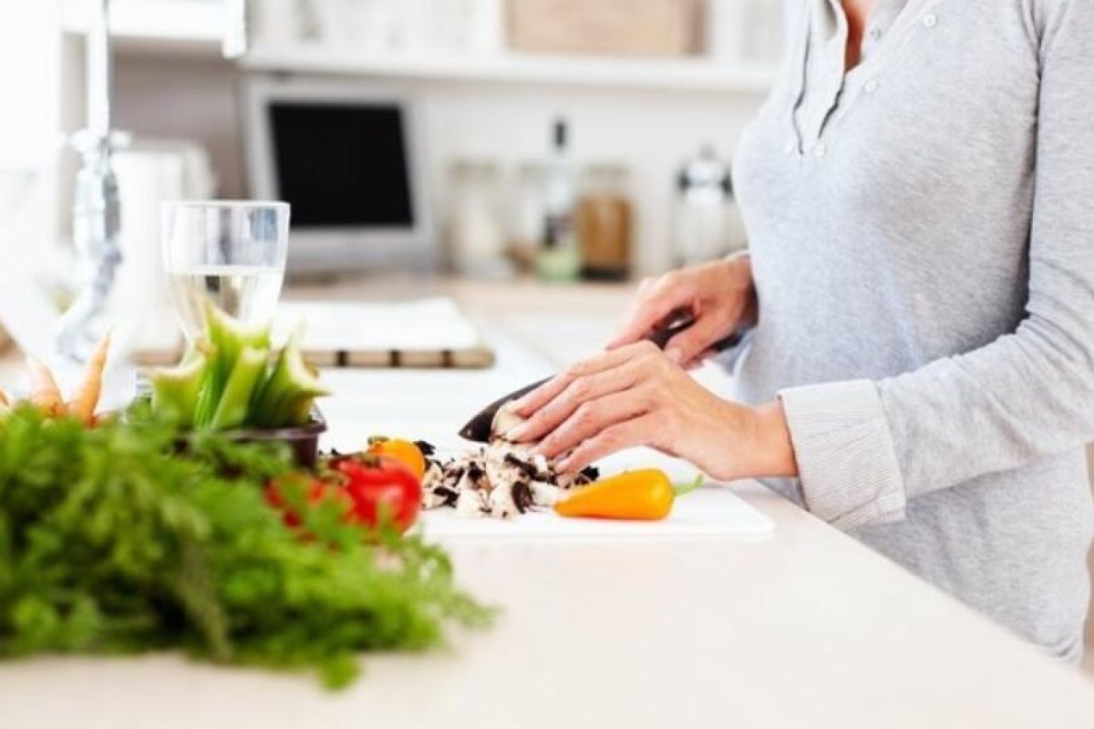 Women cutting up food