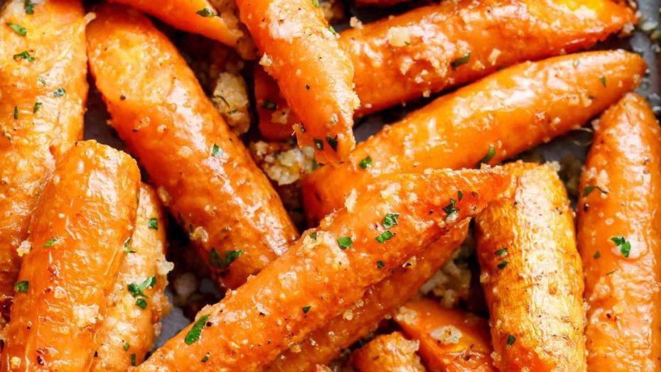 Garlic Parmesan Roasted Carrots image