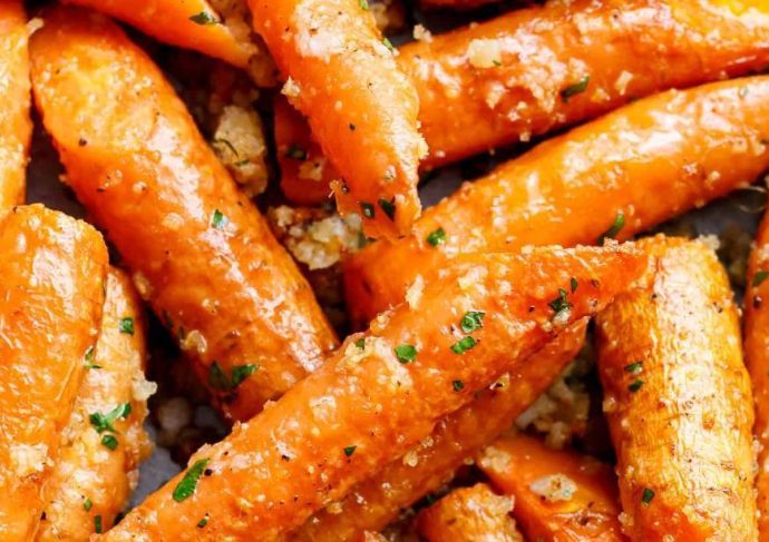 Garlic Parmesan Roasted Carrots image
