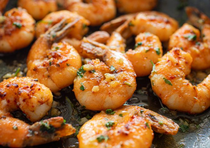Sauteed shrimp with garlic and red pepper