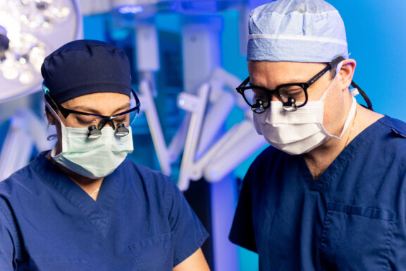 Jessica Dahle and Elliot Scott performing surgery