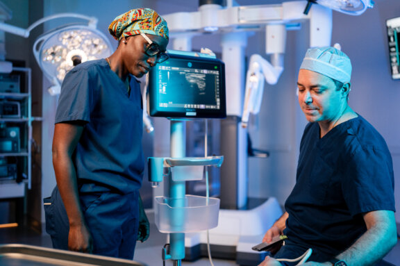 Opoku Boateng and Elliott Scott looking at ultrasound
